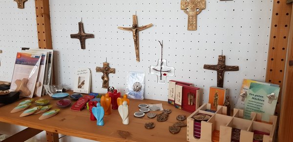 Klosterladen Abtei Mariendonk: Kreuze, Rosenkränze, Handschmeichler, Engel sowie christliche Andenken und Geschenke