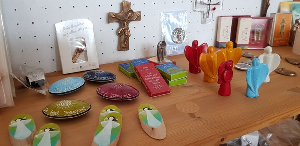 Mariendonker Klosterladen: Engel, Handschmeichler sowie religiöse Geschenke
