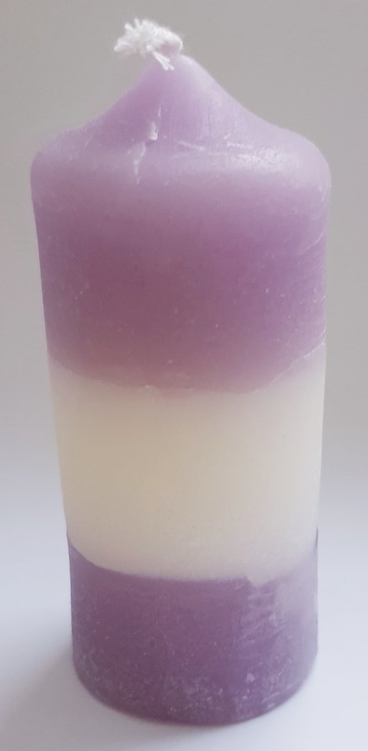 Stumpenkerze violett/weiß