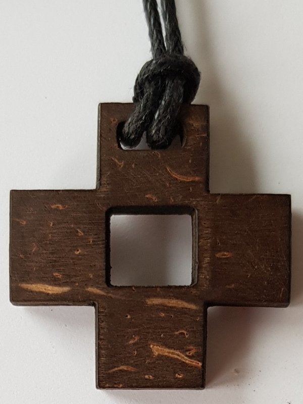 Kreuz aus Kokosschale (symmetrisch), mit Umhängeband