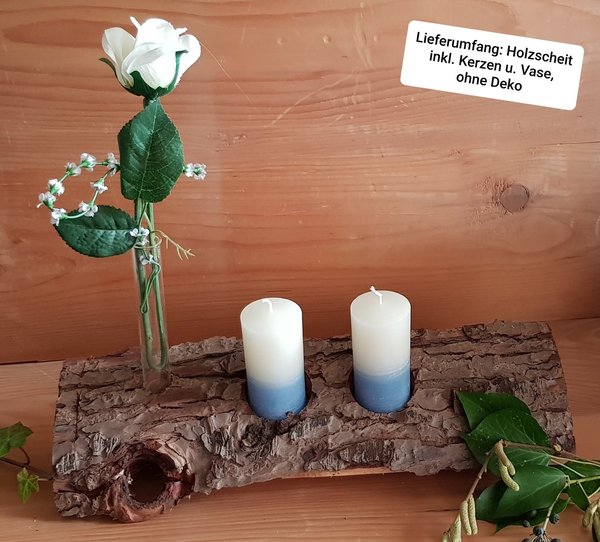 Gesteck 2 Kerzen (eisblau/weiß) und 1 Vase auf rustikalem Fichtenholzscheit
