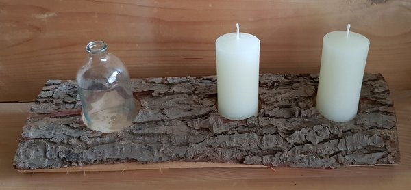 Gesteck 2 Kerzen (weiß) und 1 Vase auf rustikalem Fichtenholzscheit