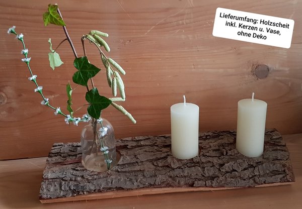 Gesteck 2 Kerzen (weiß) und 1 Vase auf rustikalem Fichtenholzscheit