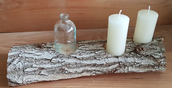 Gesteck 2 Kerzen (weiß) und 1 Vase auf Weidenholzscheit
