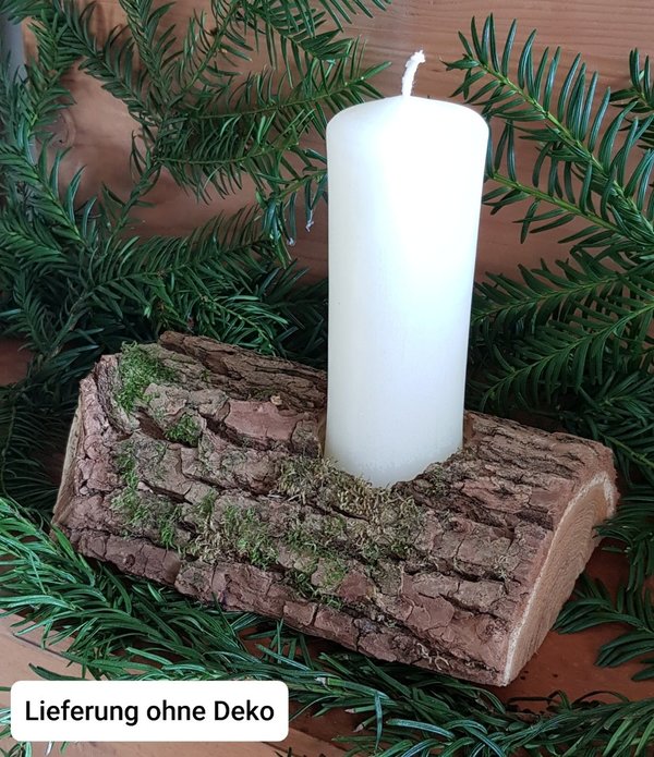 Advents-Gesteck 1 Kerze (weiß/elfenbein) auf rustikalem, mit Moos bewachsenen Akazienholzscheit