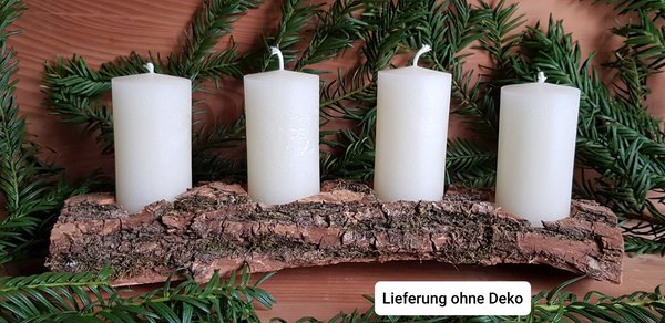 Advents-Gesteck 4 Kerzen (weiß) auf rustikalem Akazienholzscheit, moosbewachsen